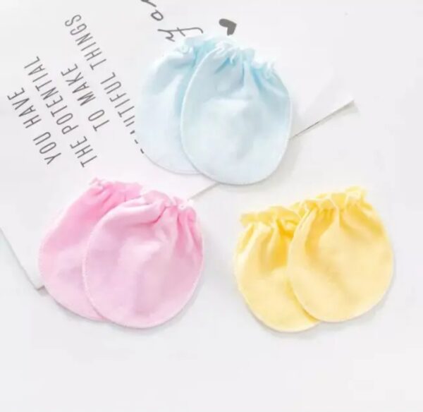 SOLID COLOUR NEWBORN MITTENS - Image 2